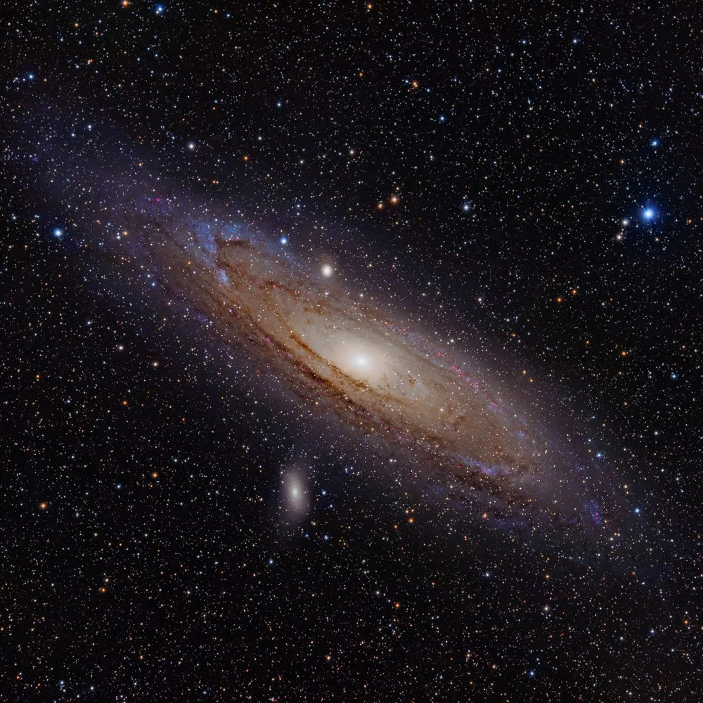 Andromedagalaxie mit Spiralarmen und Staubbändern, viele Stunden belichtetes Astrofoto