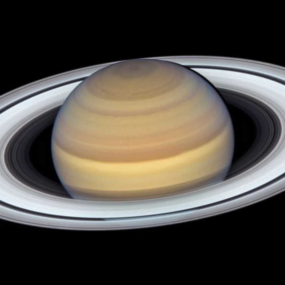 Saturn mit weit geöffneten Ringen, Aufnahme des Weltraumteleskops Hubble